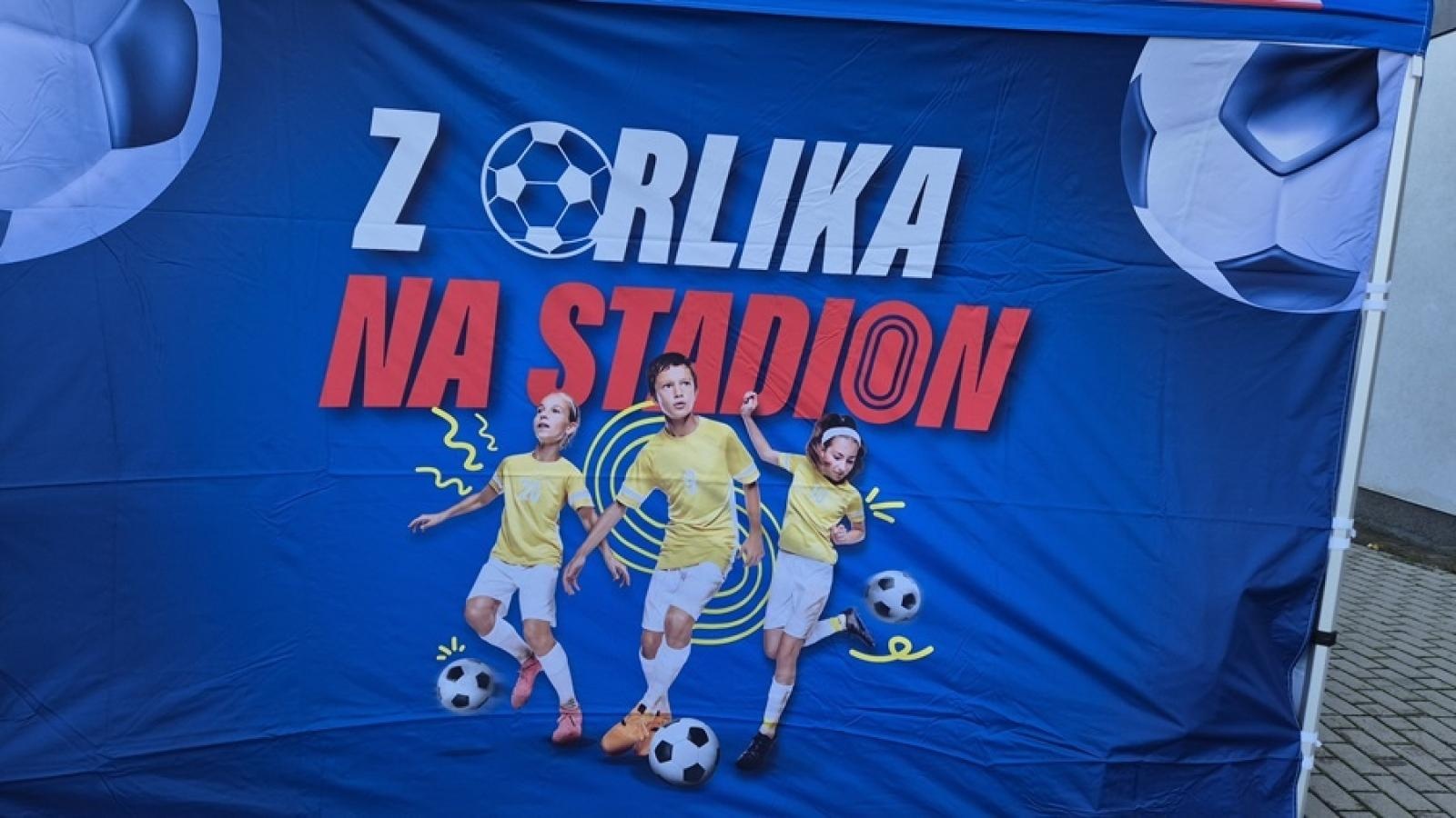 Zdjęcie w galerii na portalu naszraciborz.pl: Z Orlika na Stadion. Historyczny sukces dziewcząt z ZSP Pogrzebień [FOTO] wiadomości z regionu