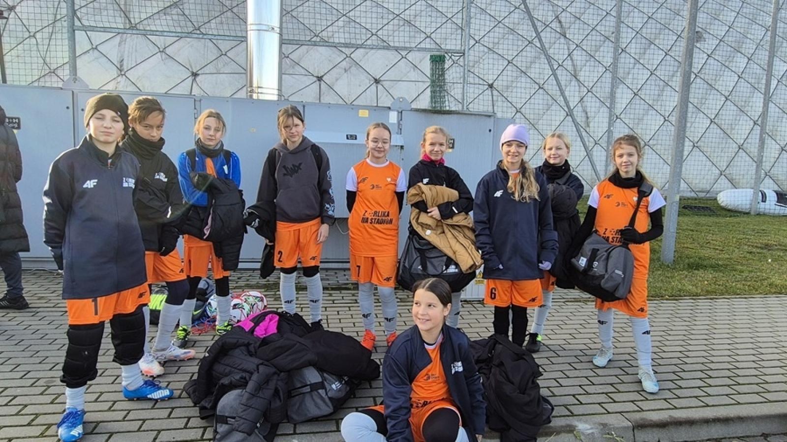 Zdjęcie w galerii na portalu naszraciborz.pl: Z Orlika na Stadion. Historyczny sukces dziewcząt z ZSP Pogrzebień [FOTO] wiadomości z regionu