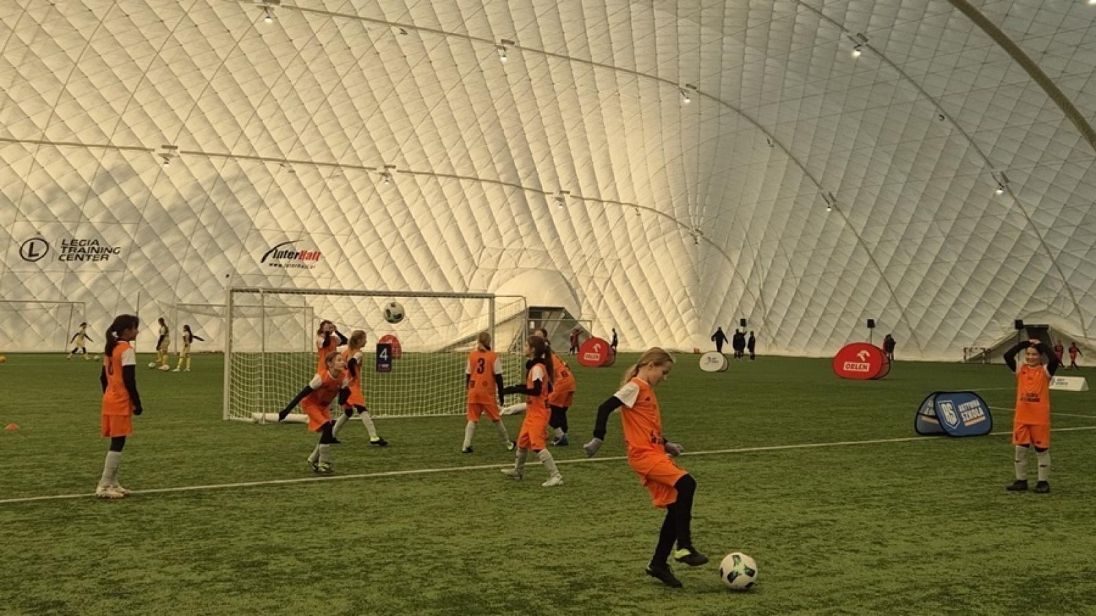 Zdjęcie w galerii na portalu naszraciborz.pl: Z Orlika na Stadion. Historyczny sukces dziewcząt z ZSP Pogrzebień [FOTO] wiadomości z regionu