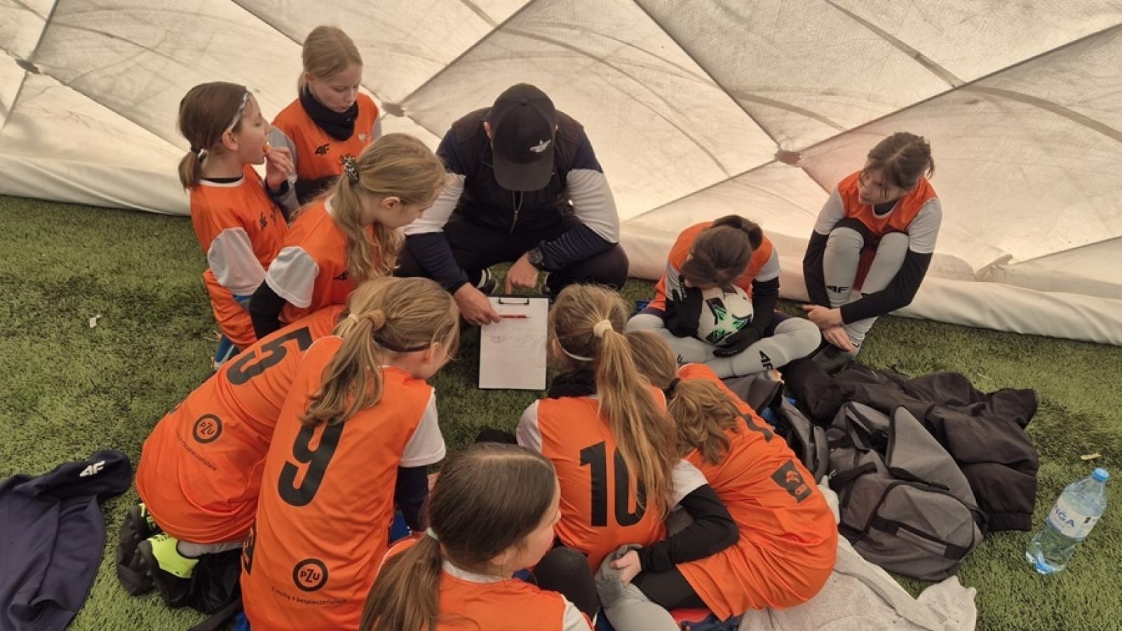 Zdjęcie w galerii na portalu naszraciborz.pl: Z Orlika na Stadion. Historyczny sukces dziewcząt z ZSP Pogrzebień [FOTO] wiadomości z regionu
