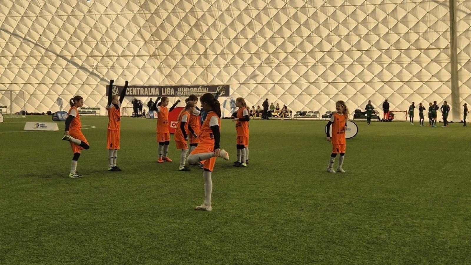 Zdjęcie w galerii na portalu naszraciborz.pl: Z Orlika na Stadion. Historyczny sukces dziewcząt z ZSP Pogrzebień [FOTO] wiadomości z regionu