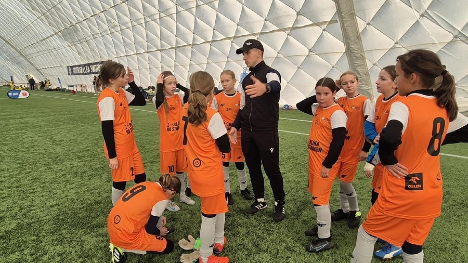 Zdjęcie w galerii na portalu naszraciborz.pl: Z Orlika na Stadion. Historyczny sukces dziewcząt z ZSP Pogrzebień [FOTO] wiadomości z regionu