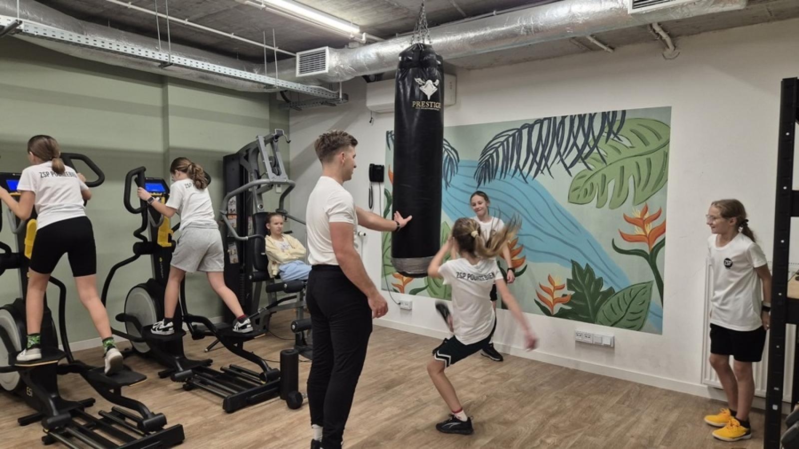 Zdjęcie w galerii na portalu naszraciborz.pl: Z Orlika na Stadion. Historyczny sukces dziewcząt z ZSP Pogrzebień [FOTO] wiadomości z regionu