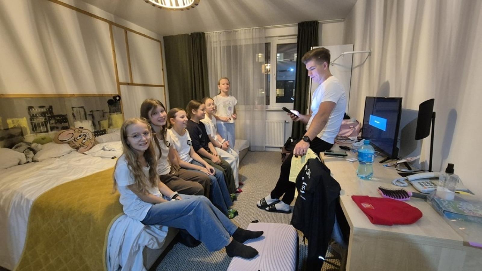 Zdjęcie w galerii na portalu naszraciborz.pl: Z Orlika na Stadion. Historyczny sukces dziewcząt z ZSP Pogrzebień [FOTO] wiadomości z regionu