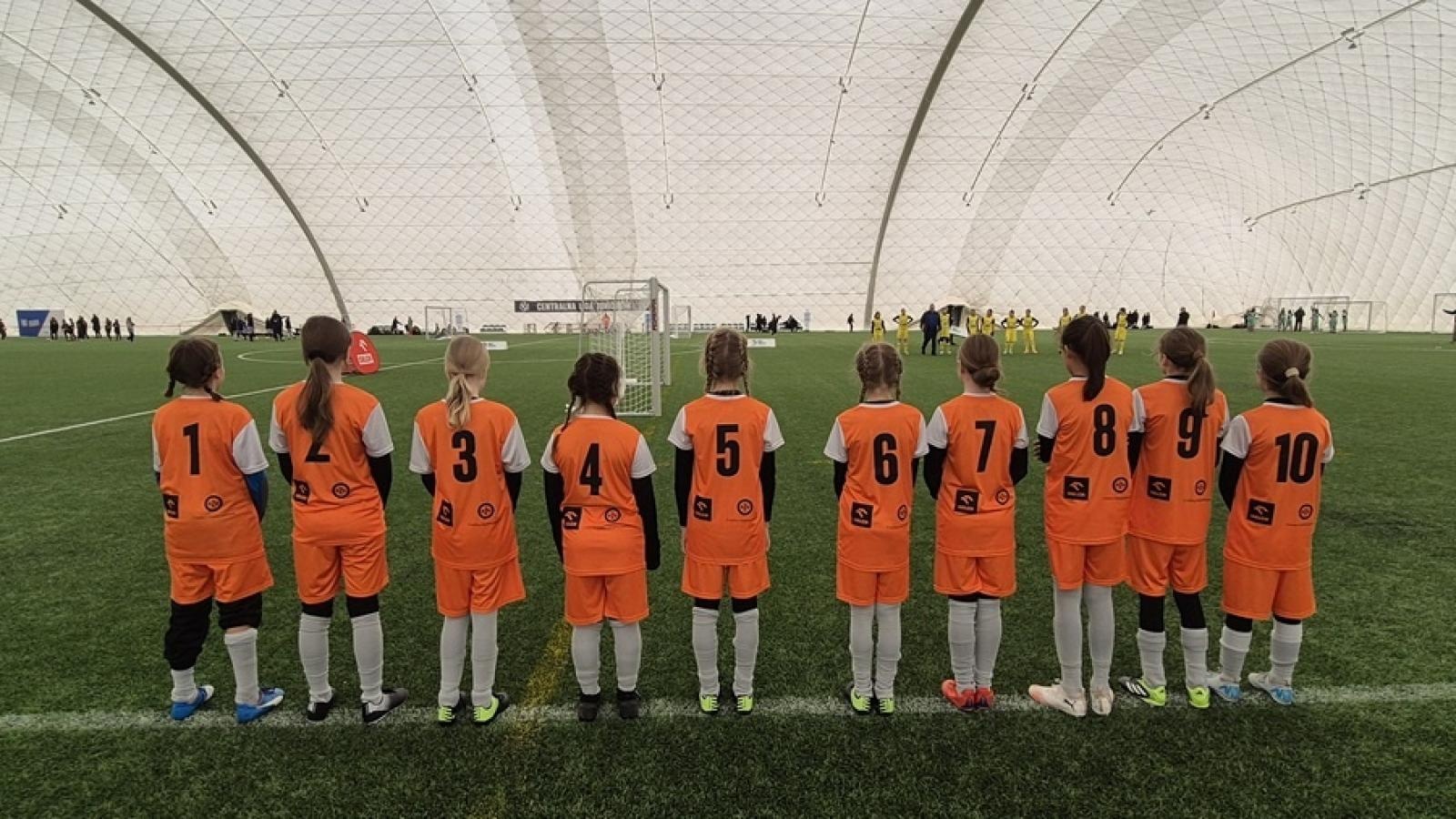 Zdjęcie w galerii na portalu naszraciborz.pl: Z Orlika na Stadion. Historyczny sukces dziewcząt z ZSP Pogrzebień [FOTO] wiadomości z regionu