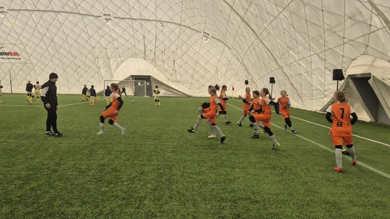 Zdjęcie w galerii na portalu naszraciborz.pl: Z Orlika na Stadion. Historyczny sukces dziewcząt z ZSP Pogrzebień [FOTO] wiadomości z regionu