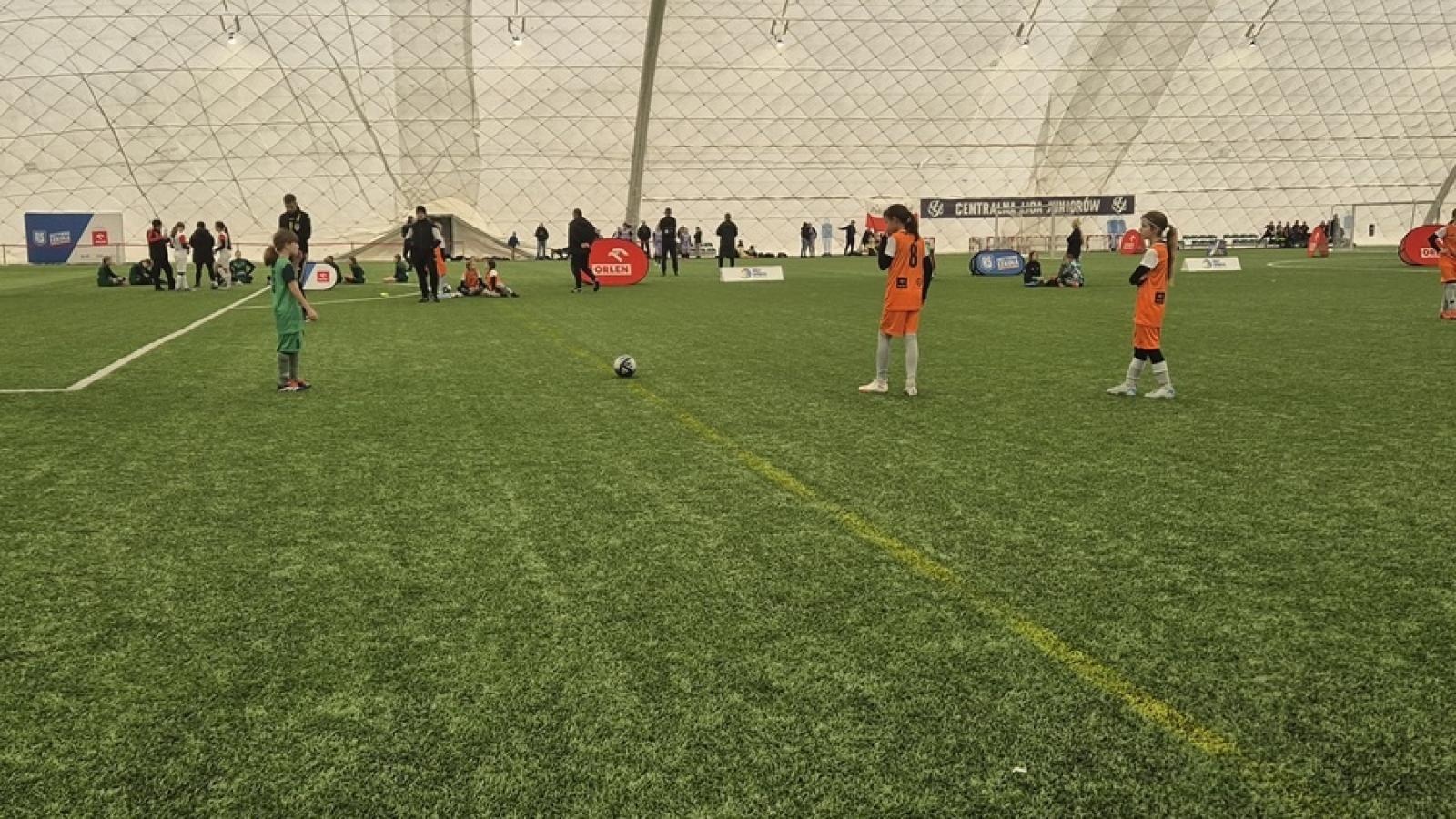 Zdjęcie w galerii na portalu naszraciborz.pl: Z Orlika na Stadion. Historyczny sukces dziewcząt z ZSP Pogrzebień [FOTO] wiadomości z regionu