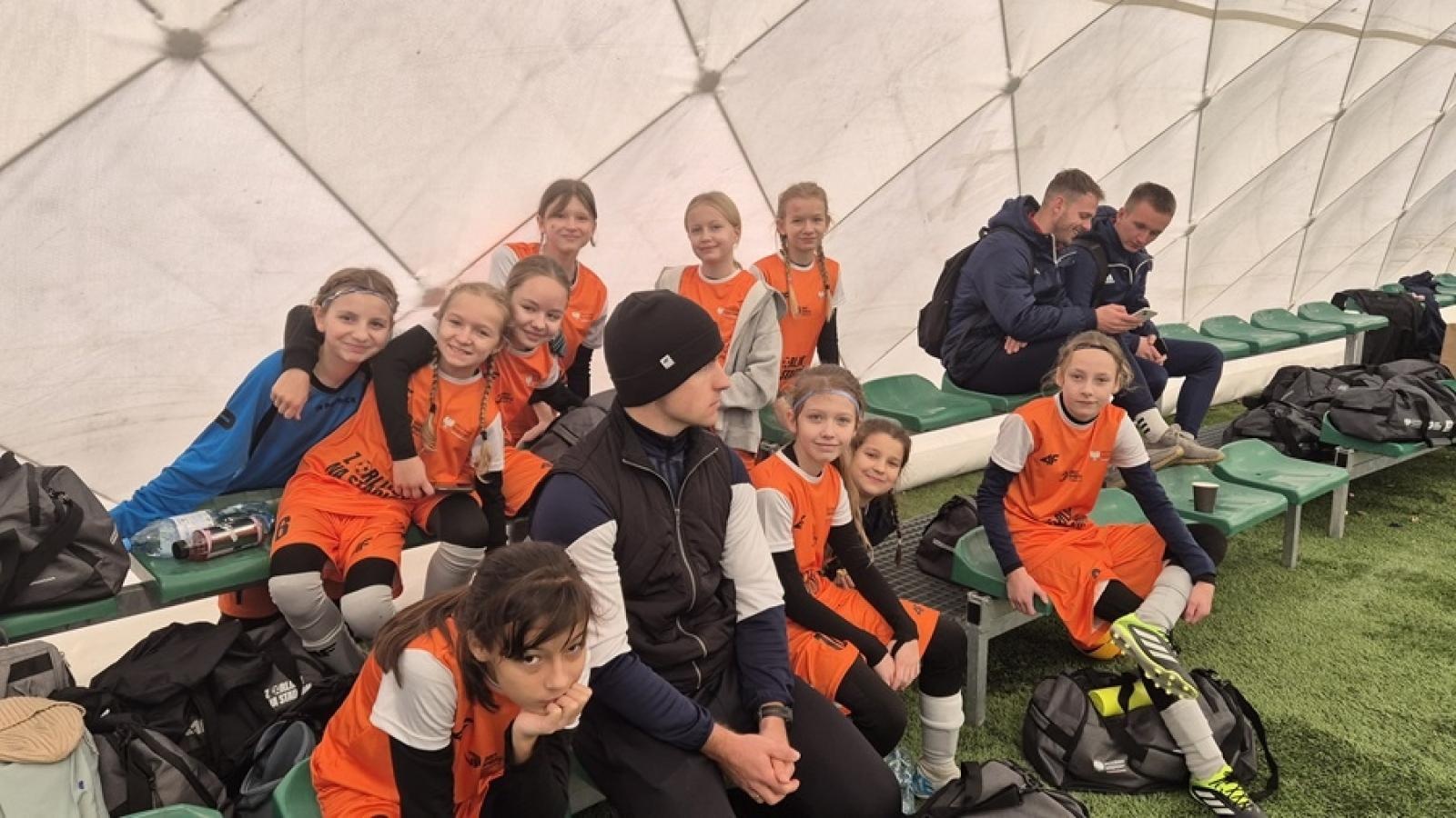 Zdjęcie w galerii na portalu naszraciborz.pl: Z Orlika na Stadion. Historyczny sukces dziewcząt z ZSP Pogrzebień [FOTO] wiadomości z regionu