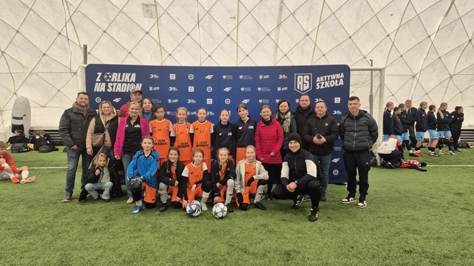 Zdjęcie w galerii na portalu naszraciborz.pl: Z Orlika na Stadion. Historyczny sukces dziewcząt z ZSP Pogrzebień [FOTO] wiadomości z regionu