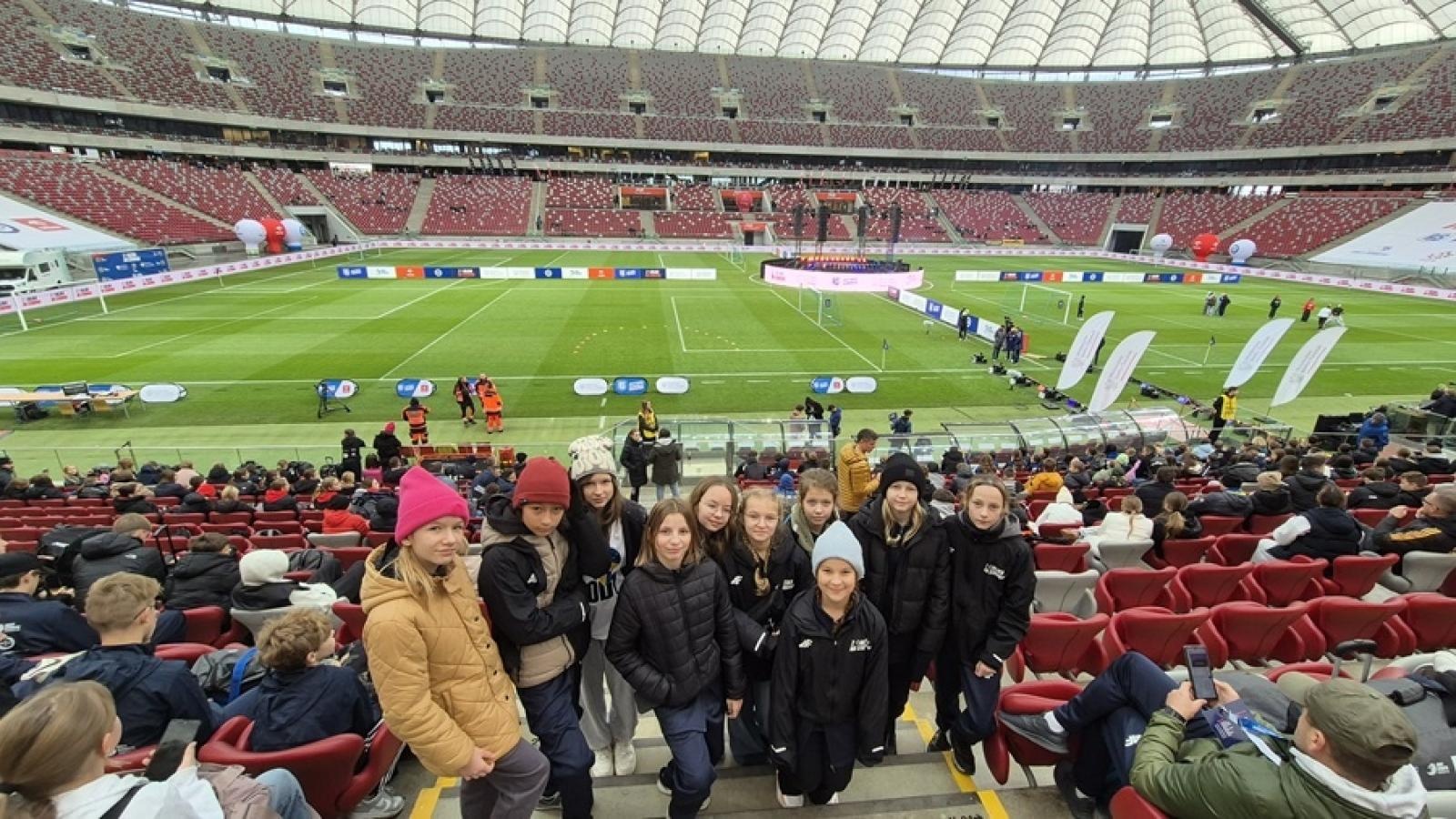 Zdjęcie w galerii na portalu naszraciborz.pl: Z Orlika na Stadion. Historyczny sukces dziewcząt z ZSP Pogrzebień [FOTO] wiadomości z regionu
