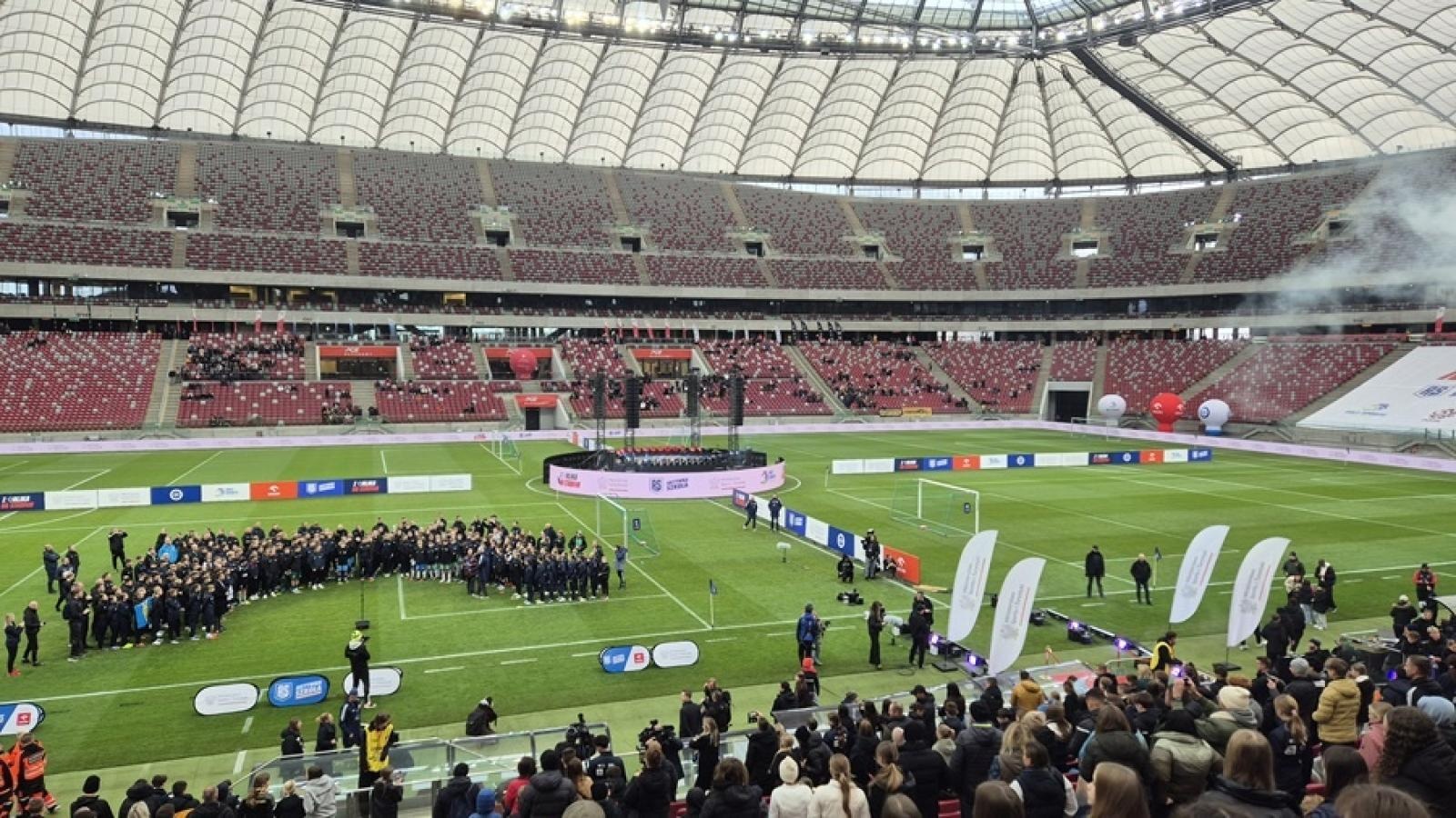 Zdjęcie w galerii na portalu naszraciborz.pl: Z Orlika na Stadion. Historyczny sukces dziewcząt z ZSP Pogrzebień [FOTO] wiadomości z regionu