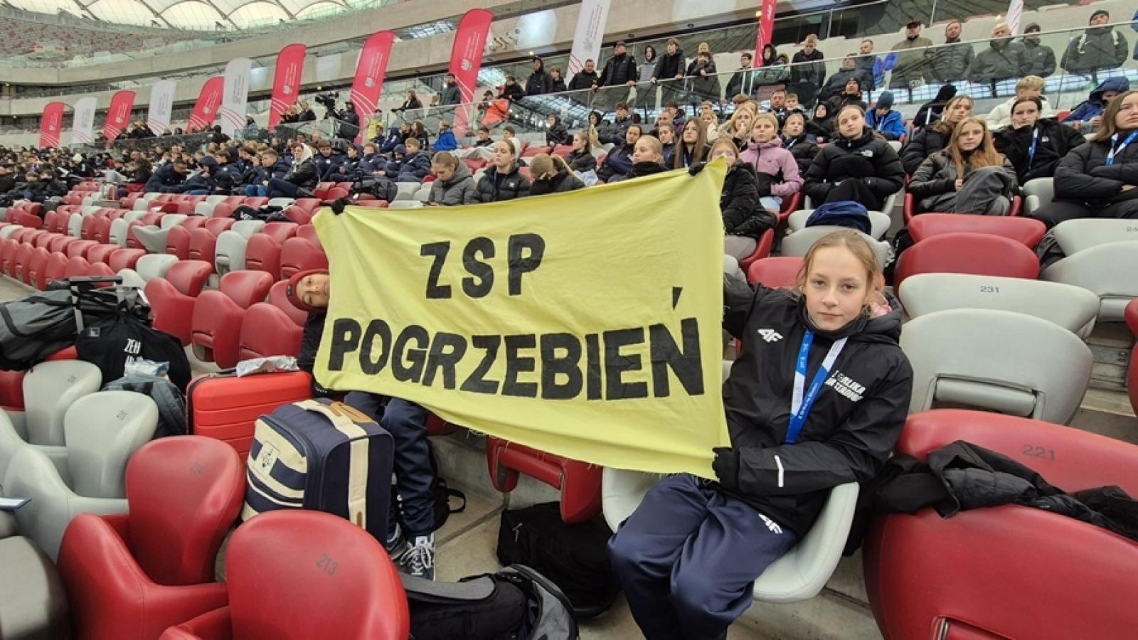 Zdjęcie w galerii na portalu naszraciborz.pl: Z Orlika na Stadion. Historyczny sukces dziewcząt z ZSP Pogrzebień [FOTO] wiadomości z regionu