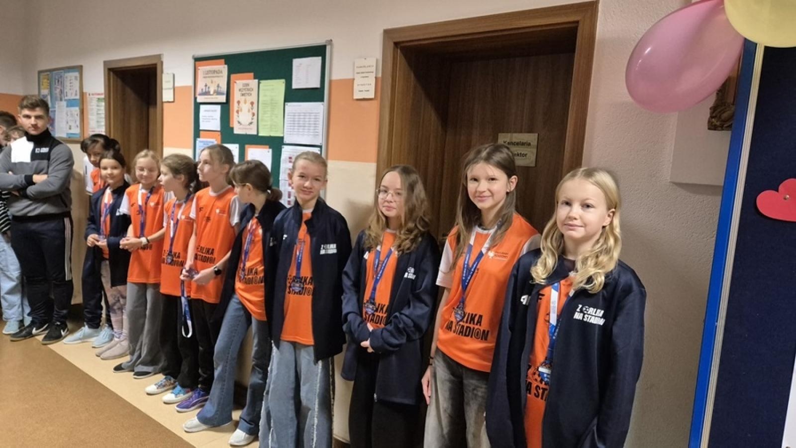 Zdjęcie w galerii na portalu naszraciborz.pl: Z Orlika na Stadion. Historyczny sukces dziewcząt z ZSP Pogrzebień [FOTO] wiadomości z regionu