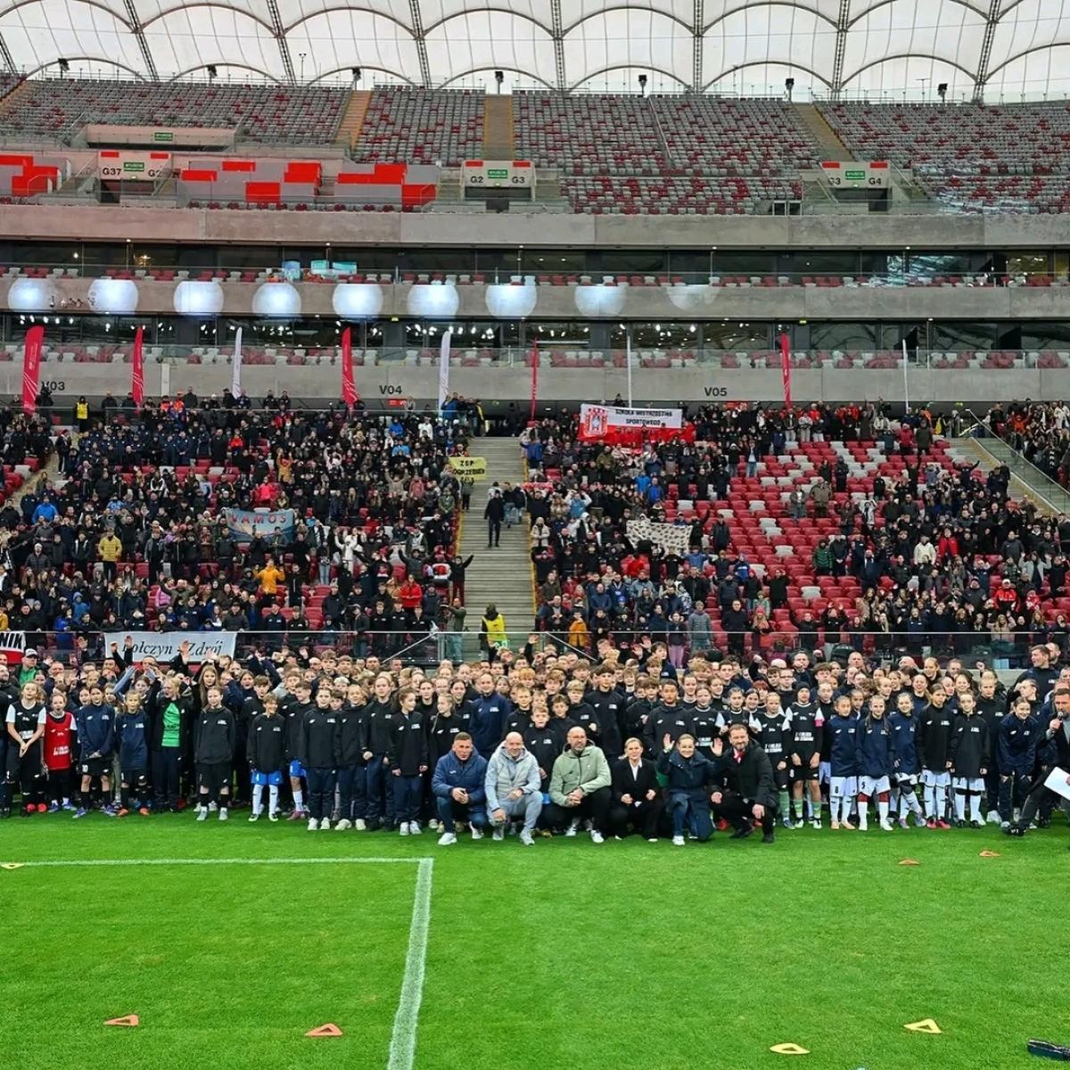 Zdjęcie w galerii na portalu naszraciborz.pl: Z Orlika na Stadion. Historyczny sukces dziewcząt z ZSP Pogrzebień [FOTO] wiadomości z regionu