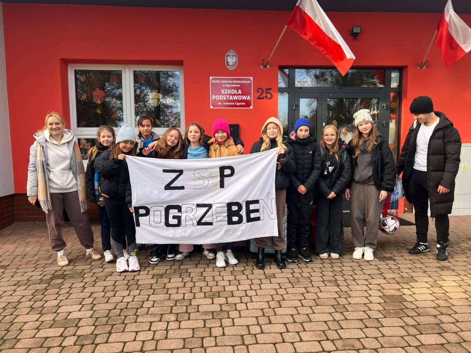 Zdjęcie w galerii na portalu naszraciborz.pl: Z Orlika na Stadion. Historyczny sukces dziewcząt z ZSP Pogrzebień [FOTO] wiadomości z regionu