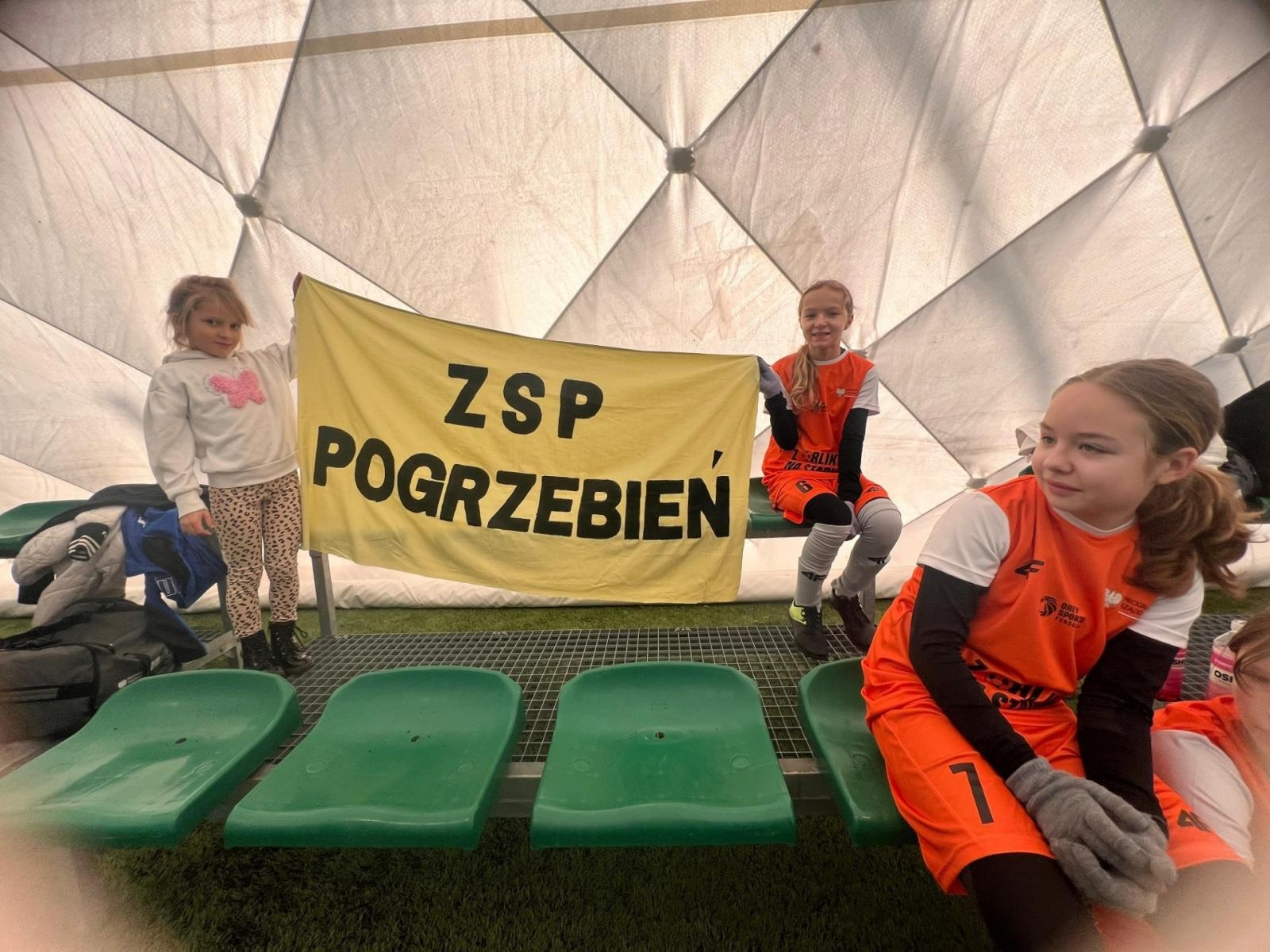 Zdjęcie w galerii na portalu naszraciborz.pl: Z Orlika na Stadion. Historyczny sukces dziewcząt z ZSP Pogrzebień [FOTO] wiadomości z regionu