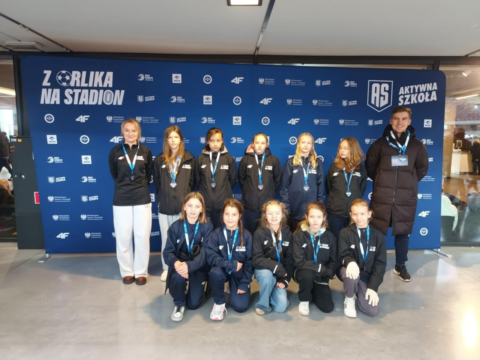 Zdjęcie w galerii na portalu naszraciborz.pl: Z Orlika na Stadion. Historyczny sukces dziewcząt z ZSP Pogrzebień [FOTO] wiadomości z regionu
