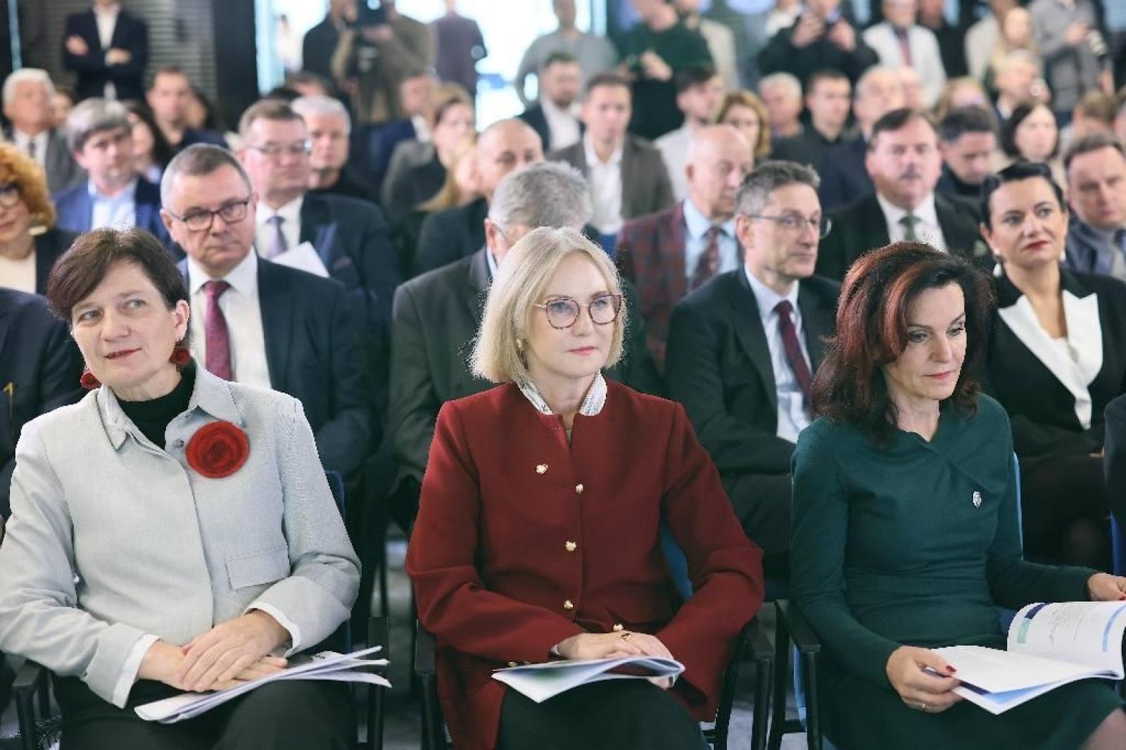 Zdjęcie w galerii na portalu naszraciborz.pl: Nowa szansa dla Raciborza i majątku po Rafako. PGZ zapowiada centrum logistyki motoryzacyjnej i rozwój przemysłu obronnego w regionie wiadomości z regionu