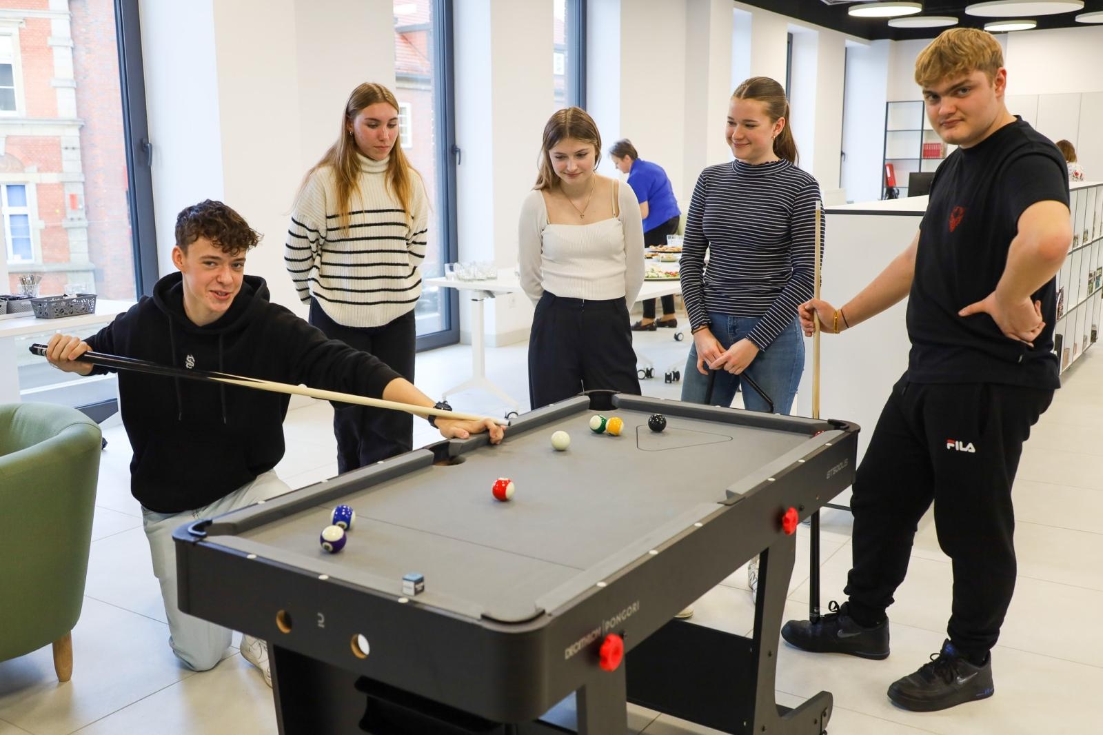 Zdjęcie w galerii na portalu naszraciborz.pl: Świętuj z nami 1 urodziny Stacji Młodych wiadomości z regionu