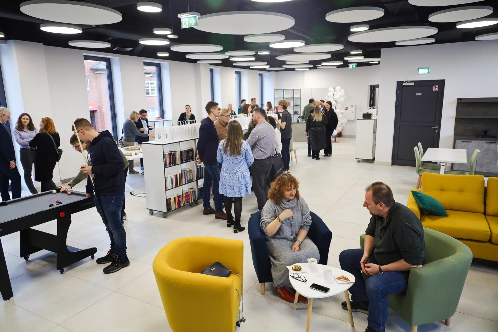 Zdjęcie w galerii na portalu naszraciborz.pl: Świętuj z nami 1 urodziny Stacji Młodych wiadomości z regionu