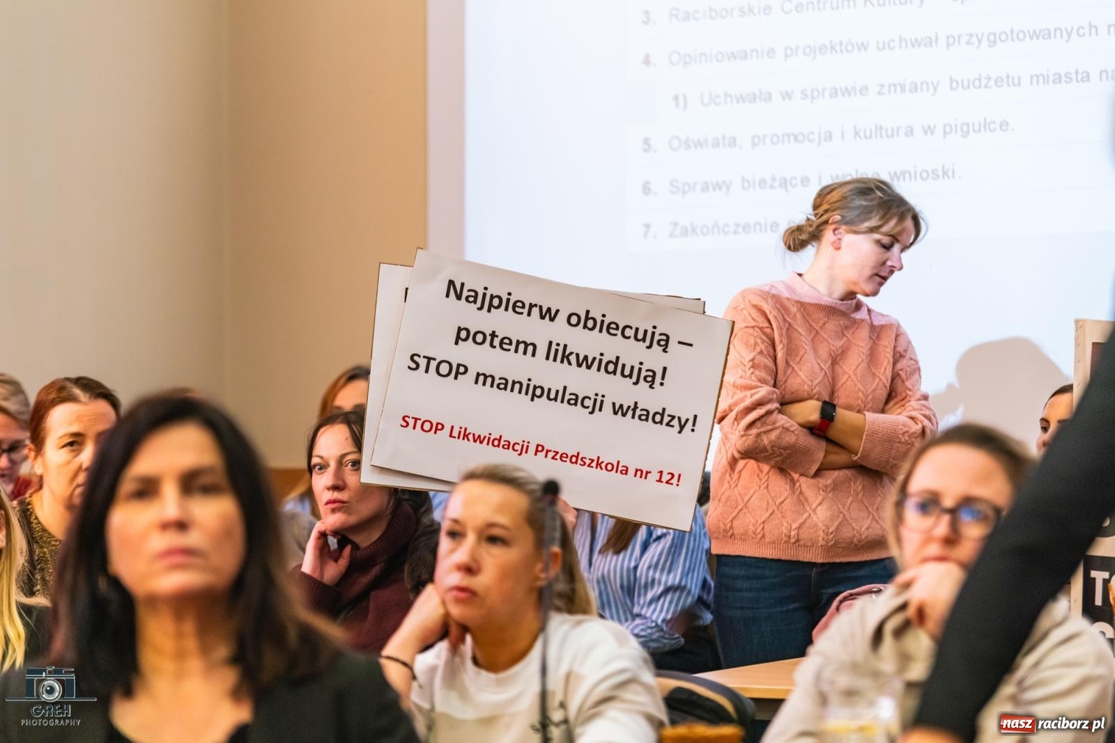 Zdjęcie w galerii na portalu naszraciborz.pl: Smutek i szok po ujawnieniu planów władz miasta. Nauczyciele, rodzice i dzieci z SP 13 przyszli na komisję oświaty wiadomości z regionu