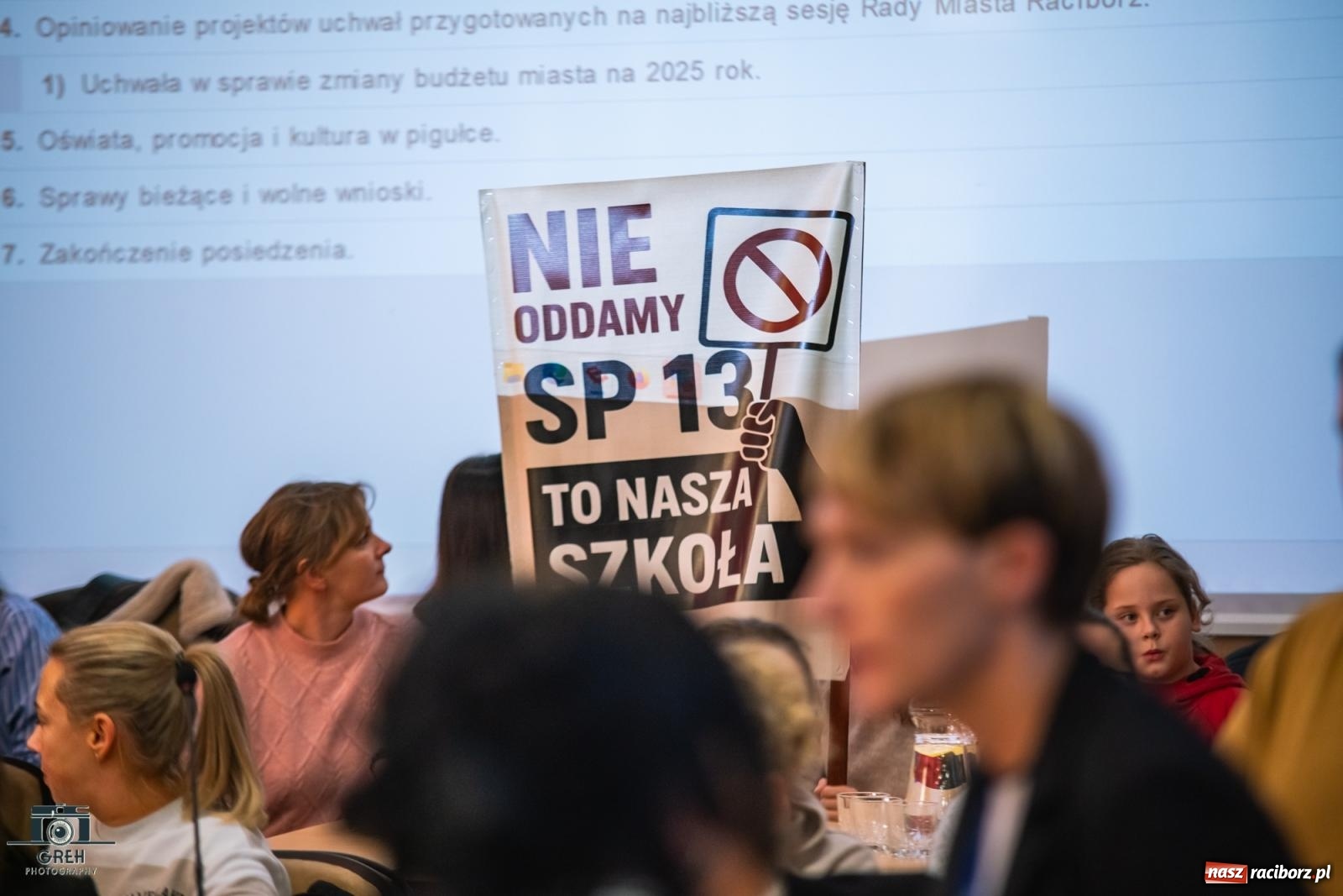 Zdjęcie w galerii na portalu naszraciborz.pl: Smutek i szok po ujawnieniu planów władz miasta. Nauczyciele, rodzice i dzieci z SP 13 przyszli na komisję oświaty wiadomości z regionu