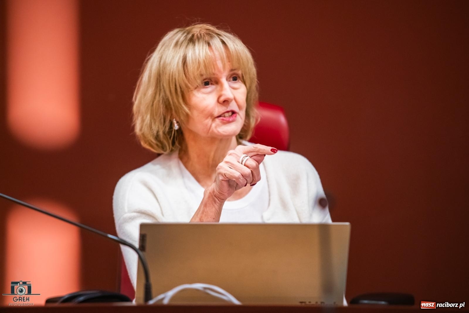 Zdjęcie w galerii na portalu naszraciborz.pl: Smutek i szok po ujawnieniu planów władz miasta. Nauczyciele, rodzice i dzieci z SP 13 przyszli na komisję oświaty wiadomości z regionu