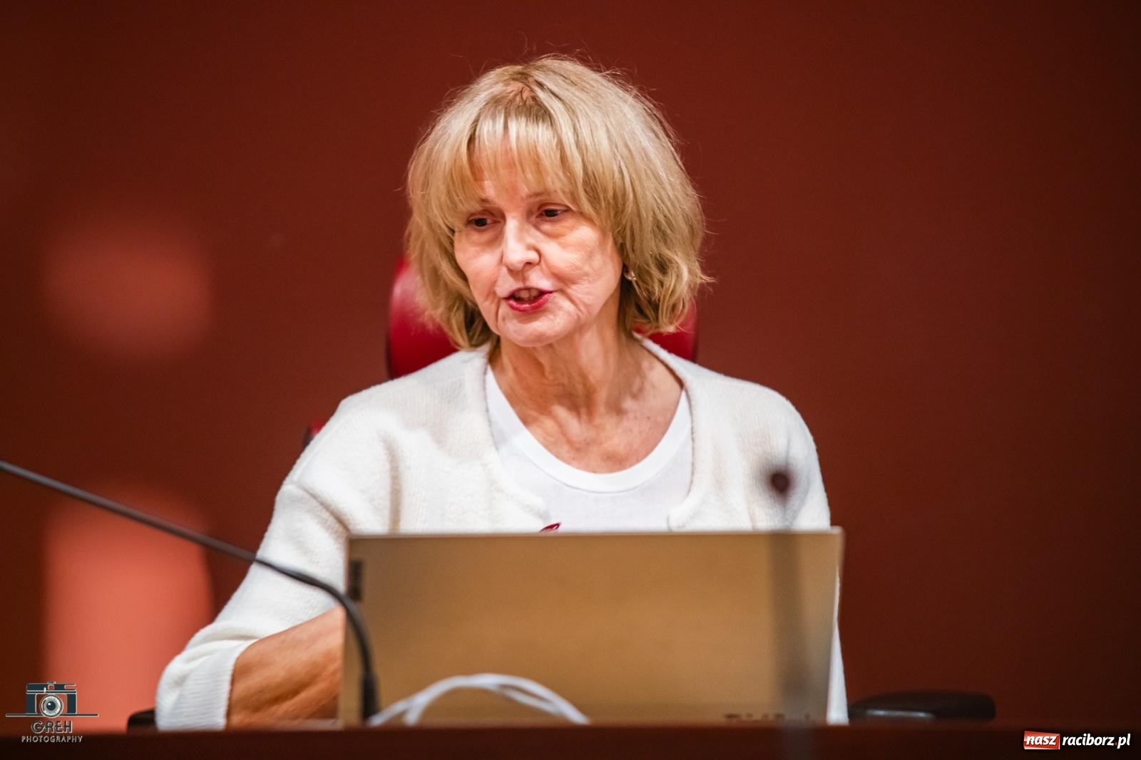 Zdjęcie w galerii na portalu naszraciborz.pl: Smutek i szok po ujawnieniu planów władz miasta. Nauczyciele, rodzice i dzieci z SP 13 przyszli na komisję oświaty wiadomości z regionu