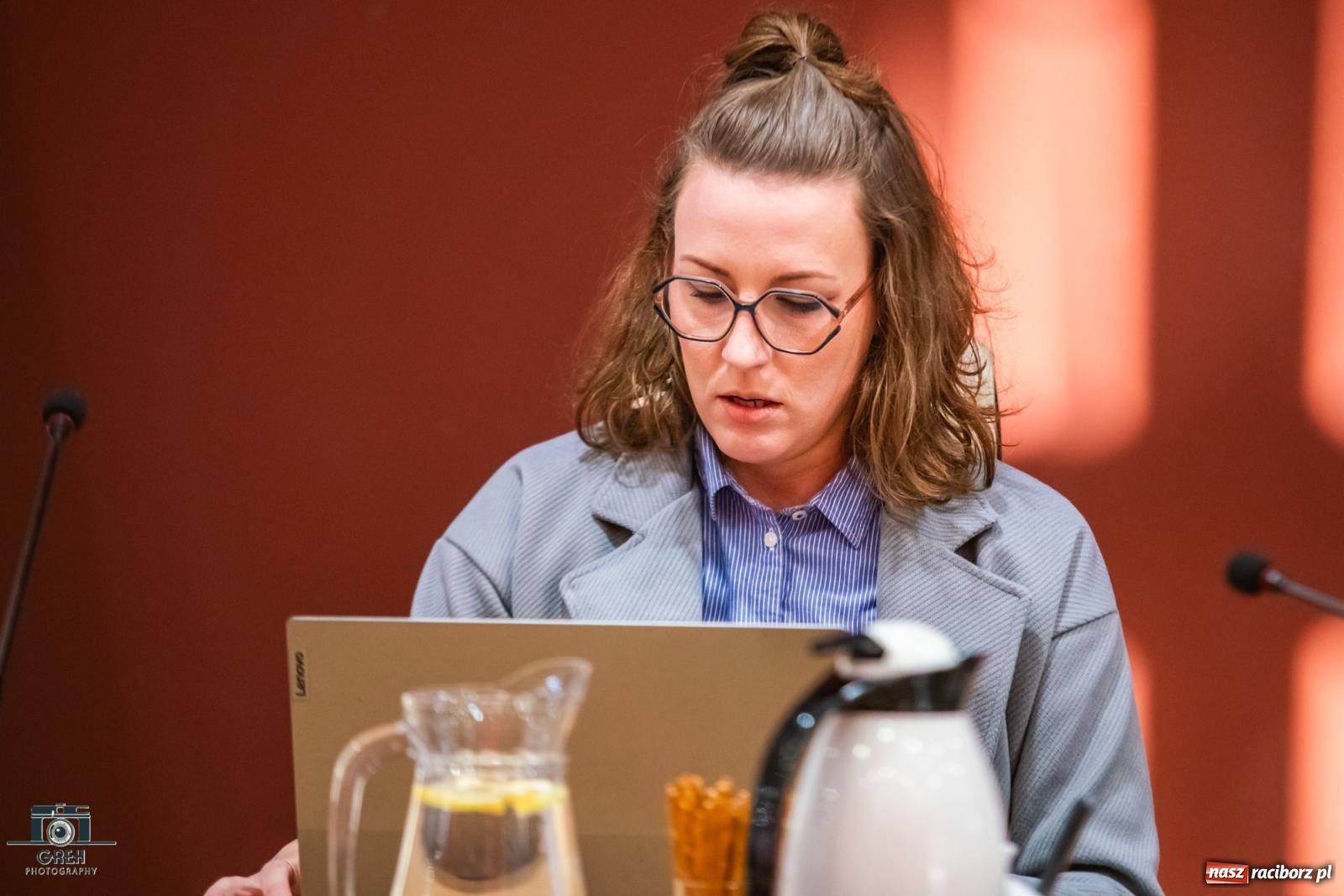 Zdjęcie w galerii na portalu naszraciborz.pl: Smutek i szok po ujawnieniu planów władz miasta. Nauczyciele, rodzice i dzieci z SP 13 przyszli na komisję oświaty wiadomości z regionu