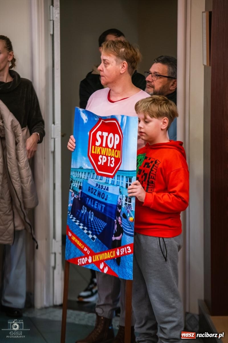 Zdjęcie w galerii na portalu naszraciborz.pl: Smutek i szok po ujawnieniu planów władz miasta. Nauczyciele, rodzice i dzieci z SP 13 przyszli na komisję oświaty wiadomości z regionu