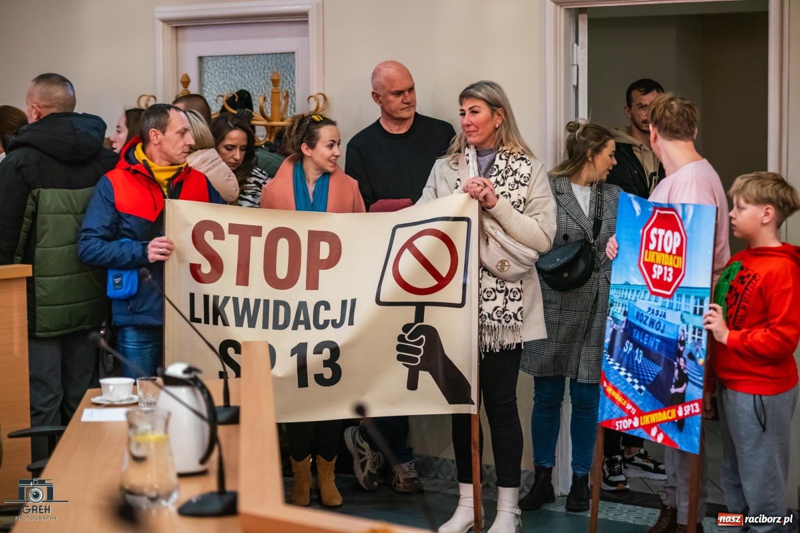 Zdjęcie w galerii na portalu naszraciborz.pl: Smutek i szok po ujawnieniu planów władz miasta. Nauczyciele, rodzice i dzieci z SP 13 przyszli na komisję oświaty wiadomości z regionu