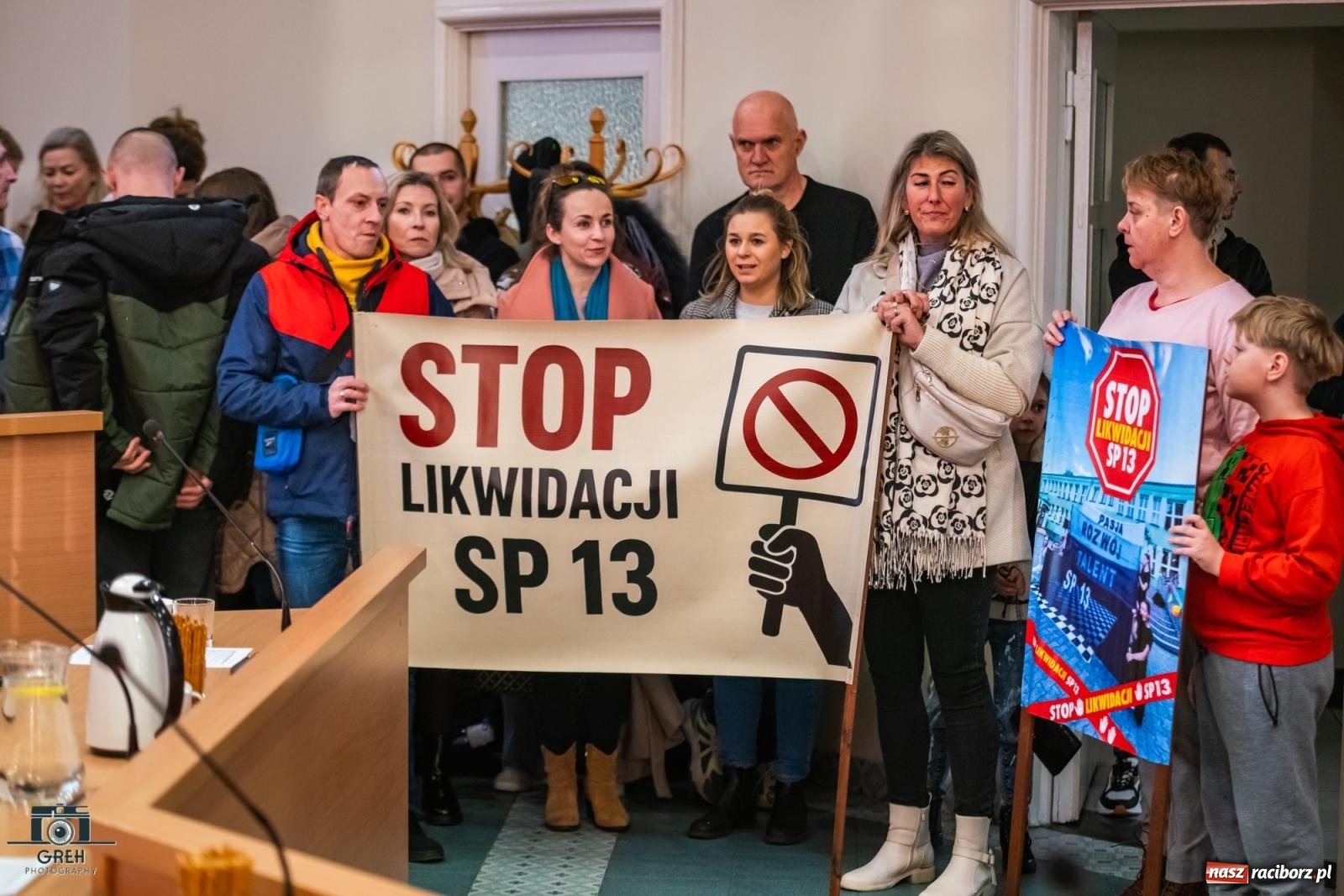 Zdjęcie w galerii na portalu naszraciborz.pl: Smutek i szok po ujawnieniu planów władz miasta. Nauczyciele, rodzice i dzieci z SP 13 przyszli na komisję oświaty wiadomości z regionu