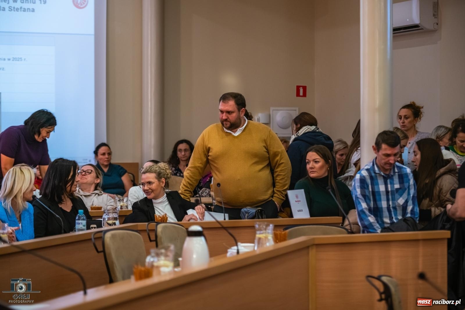 Zdjęcie w galerii na portalu naszraciborz.pl: Smutek i szok po ujawnieniu planów władz miasta. Nauczyciele, rodzice i dzieci z SP 13 przyszli na komisję oświaty wiadomości z regionu