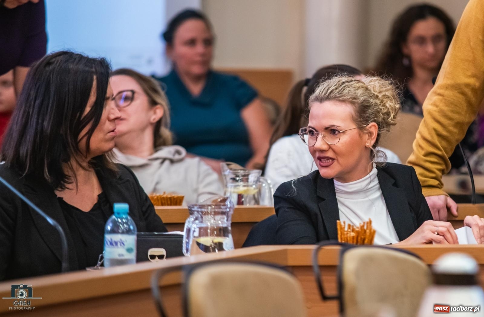 Zdjęcie w galerii na portalu naszraciborz.pl: Smutek i szok po ujawnieniu planów władz miasta. Nauczyciele, rodzice i dzieci z SP 13 przyszli na komisję oświaty wiadomości z regionu