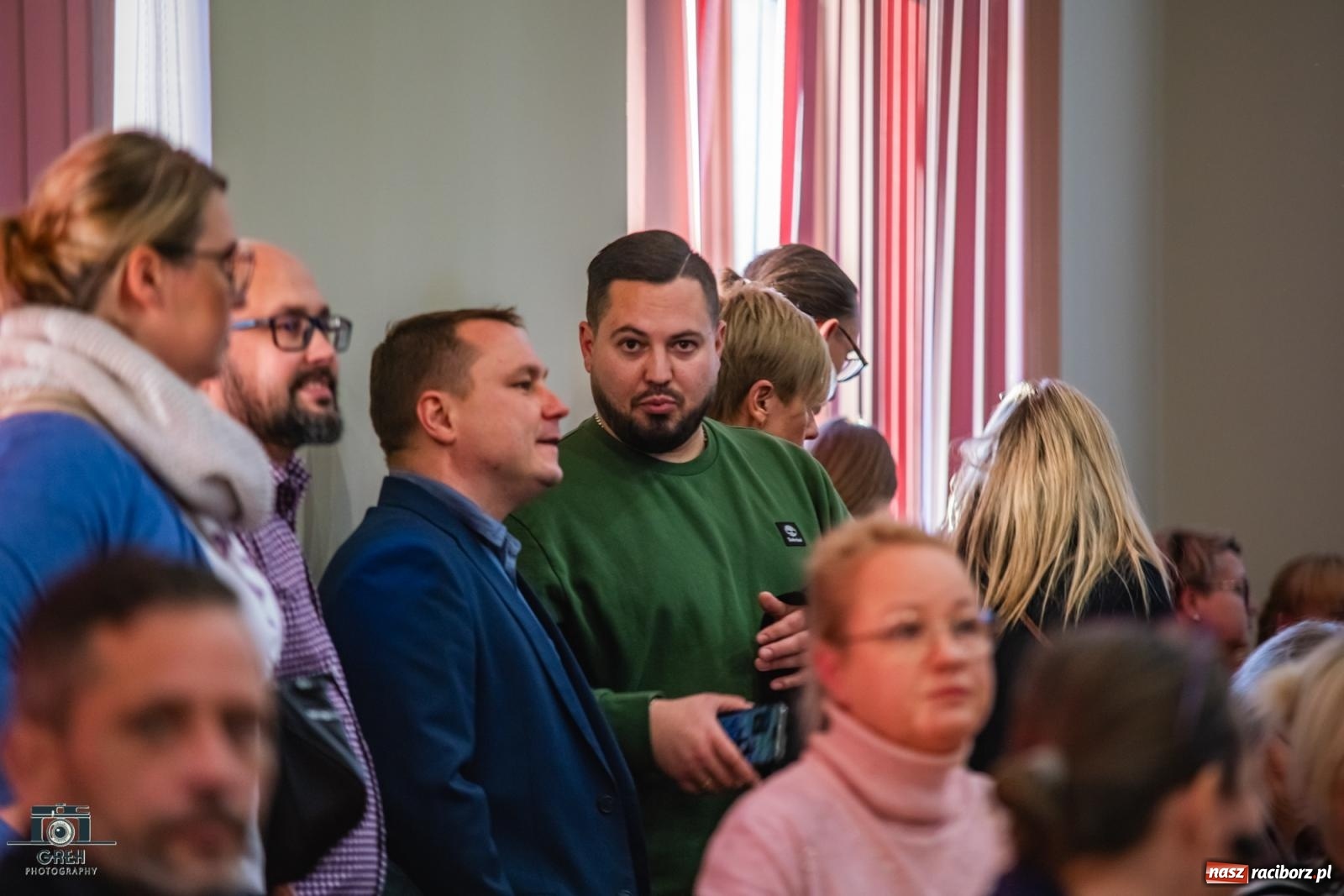 Zdjęcie w galerii na portalu naszraciborz.pl: Smutek i szok po ujawnieniu planów władz miasta. Nauczyciele, rodzice i dzieci z SP 13 przyszli na komisję oświaty wiadomości z regionu