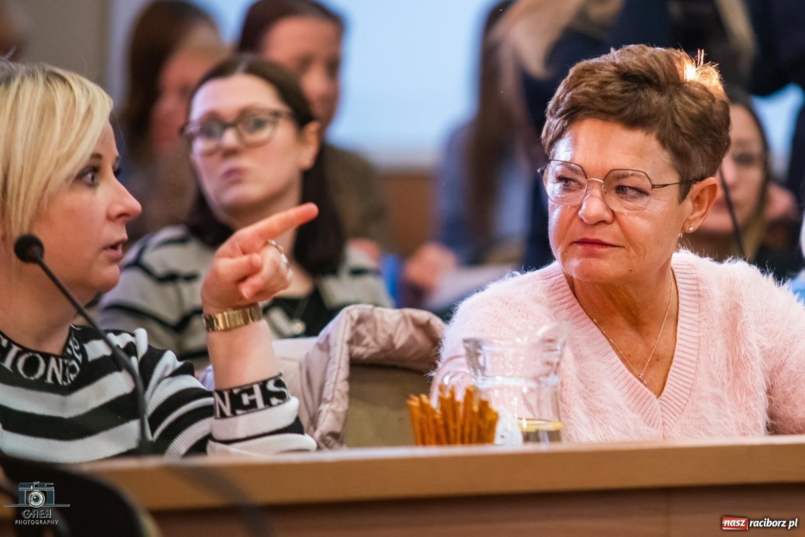 Zdjęcie w galerii na portalu naszraciborz.pl: Smutek i szok po ujawnieniu planów władz miasta. Nauczyciele, rodzice i dzieci z SP 13 przyszli na komisję oświaty wiadomości z regionu