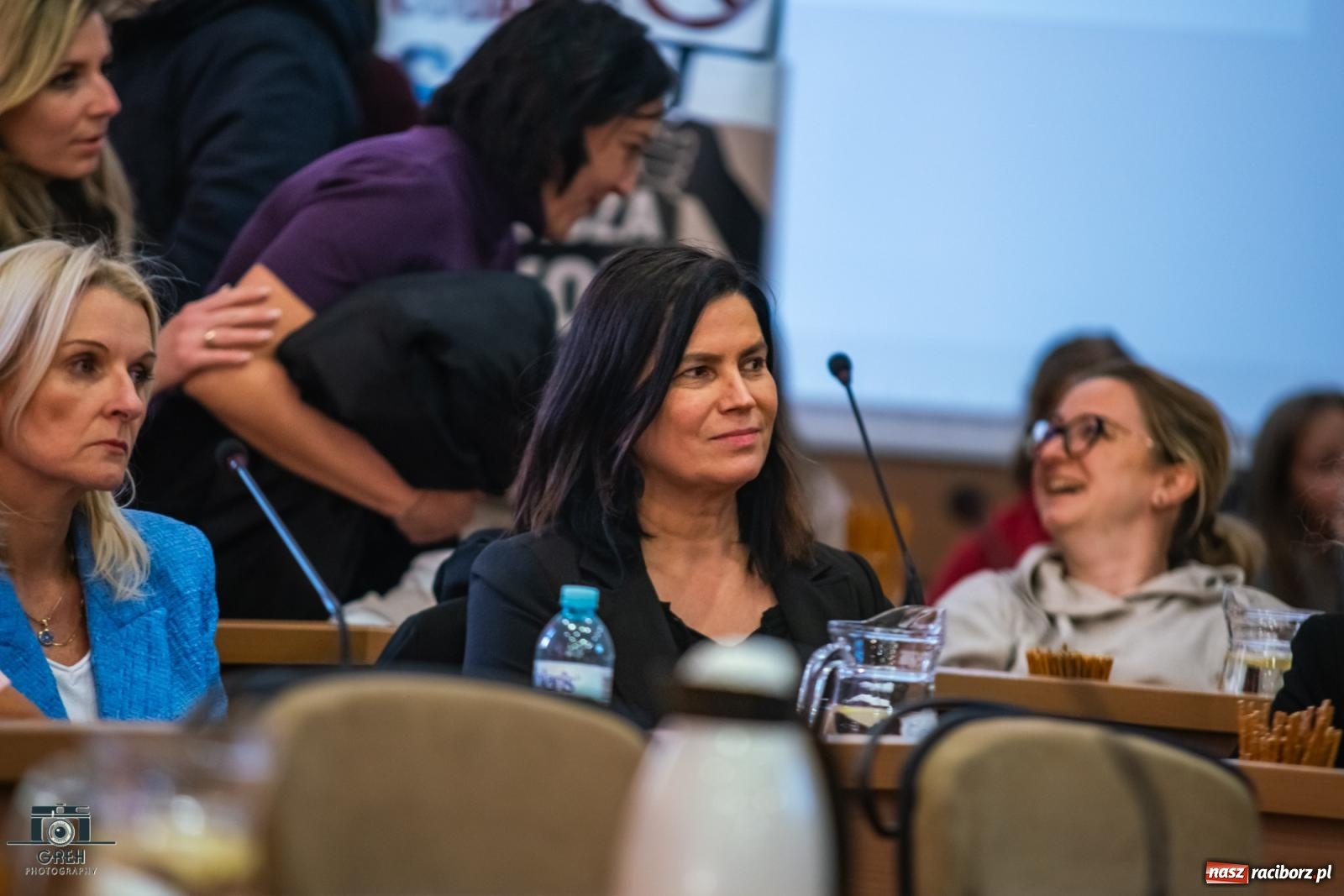 Zdjęcie w galerii na portalu naszraciborz.pl: Smutek i szok po ujawnieniu planów władz miasta. Nauczyciele, rodzice i dzieci z SP 13 przyszli na komisję oświaty wiadomości z regionu