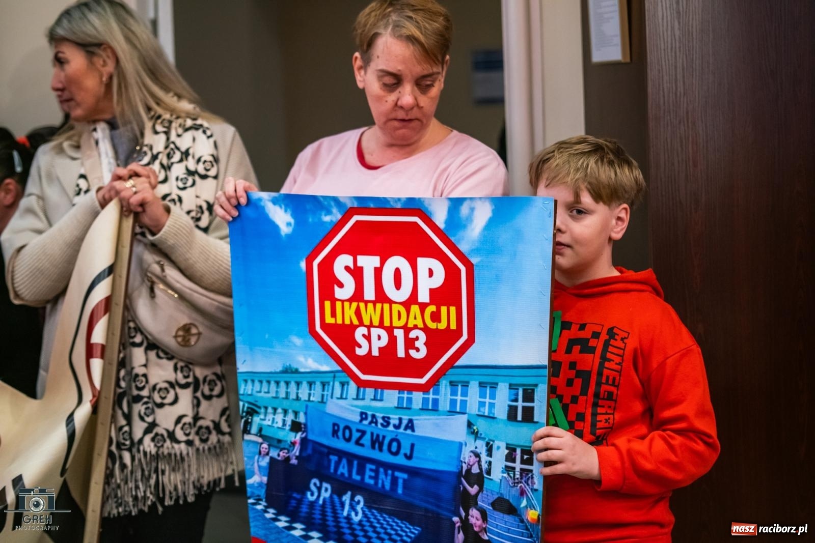 Zdjęcie w galerii na portalu naszraciborz.pl: Smutek i szok po ujawnieniu planów władz miasta. Nauczyciele, rodzice i dzieci z SP 13 przyszli na komisję oświaty wiadomości z regionu