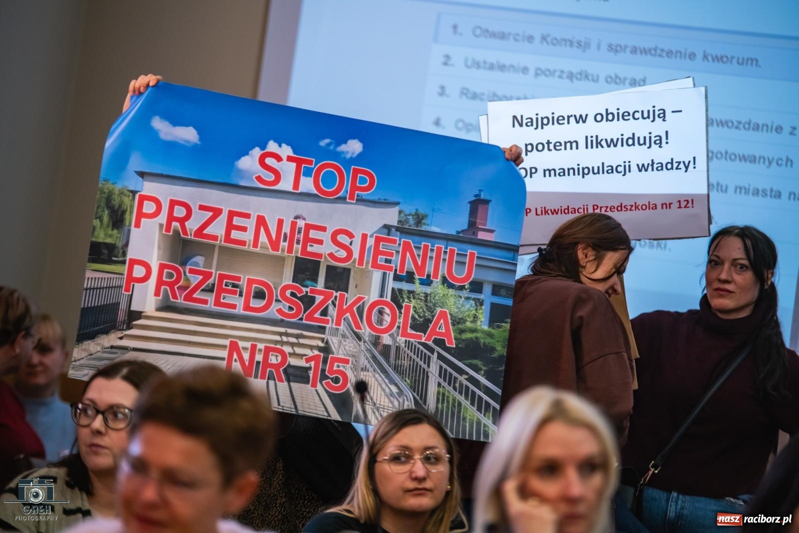 Zdjęcie w galerii na portalu naszraciborz.pl: Smutek i szok po ujawnieniu planów władz miasta. Nauczyciele, rodzice i dzieci z SP 13 przyszli na komisję oświaty wiadomości z regionu