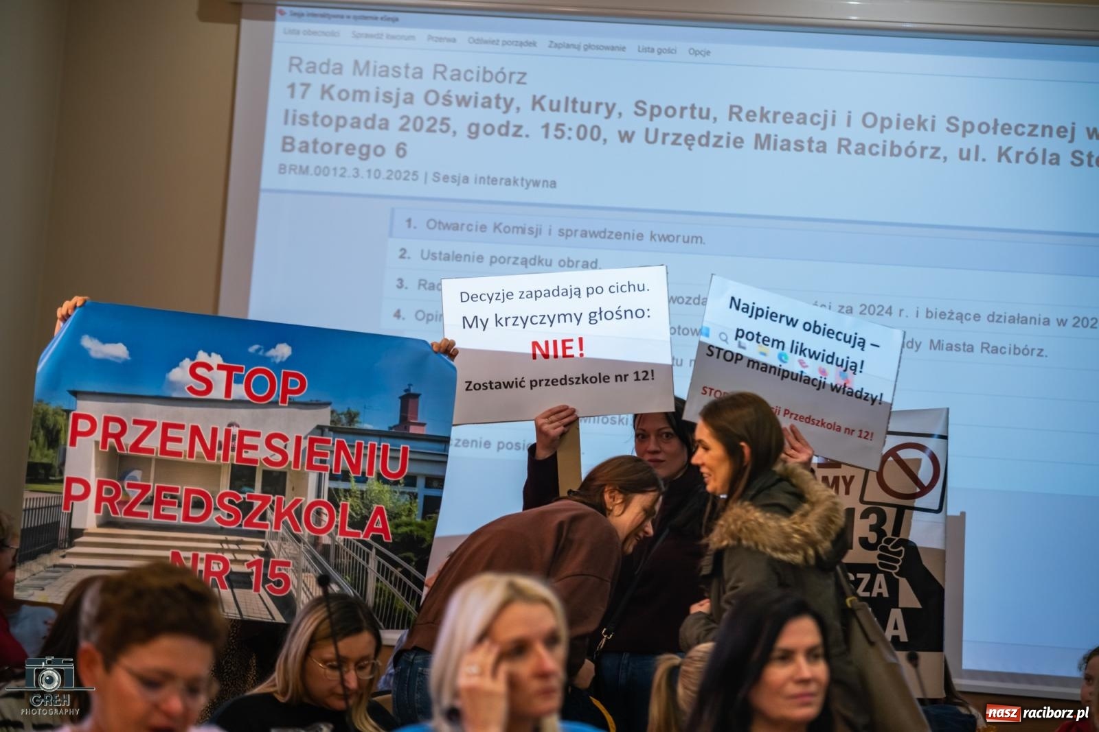 Zdjęcie w galerii na portalu naszraciborz.pl: Smutek i szok po ujawnieniu planów władz miasta. Nauczyciele, rodzice i dzieci z SP 13 przyszli na komisję oświaty wiadomości z regionu