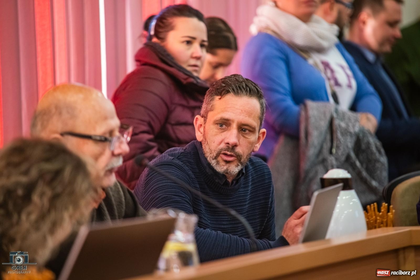 Zdjęcie w galerii na portalu naszraciborz.pl: Smutek i szok po ujawnieniu planów władz miasta. Nauczyciele, rodzice i dzieci z SP 13 przyszli na komisję oświaty wiadomości z regionu