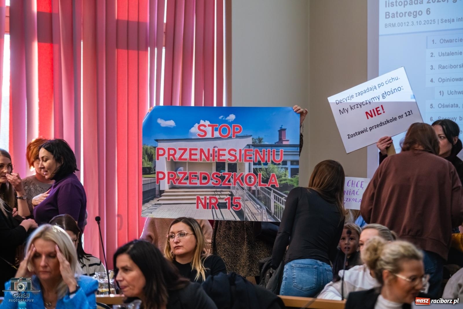 Zdjęcie w galerii na portalu naszraciborz.pl: Smutek i szok po ujawnieniu planów władz miasta. Nauczyciele, rodzice i dzieci z SP 13 przyszli na komisję oświaty wiadomości z regionu