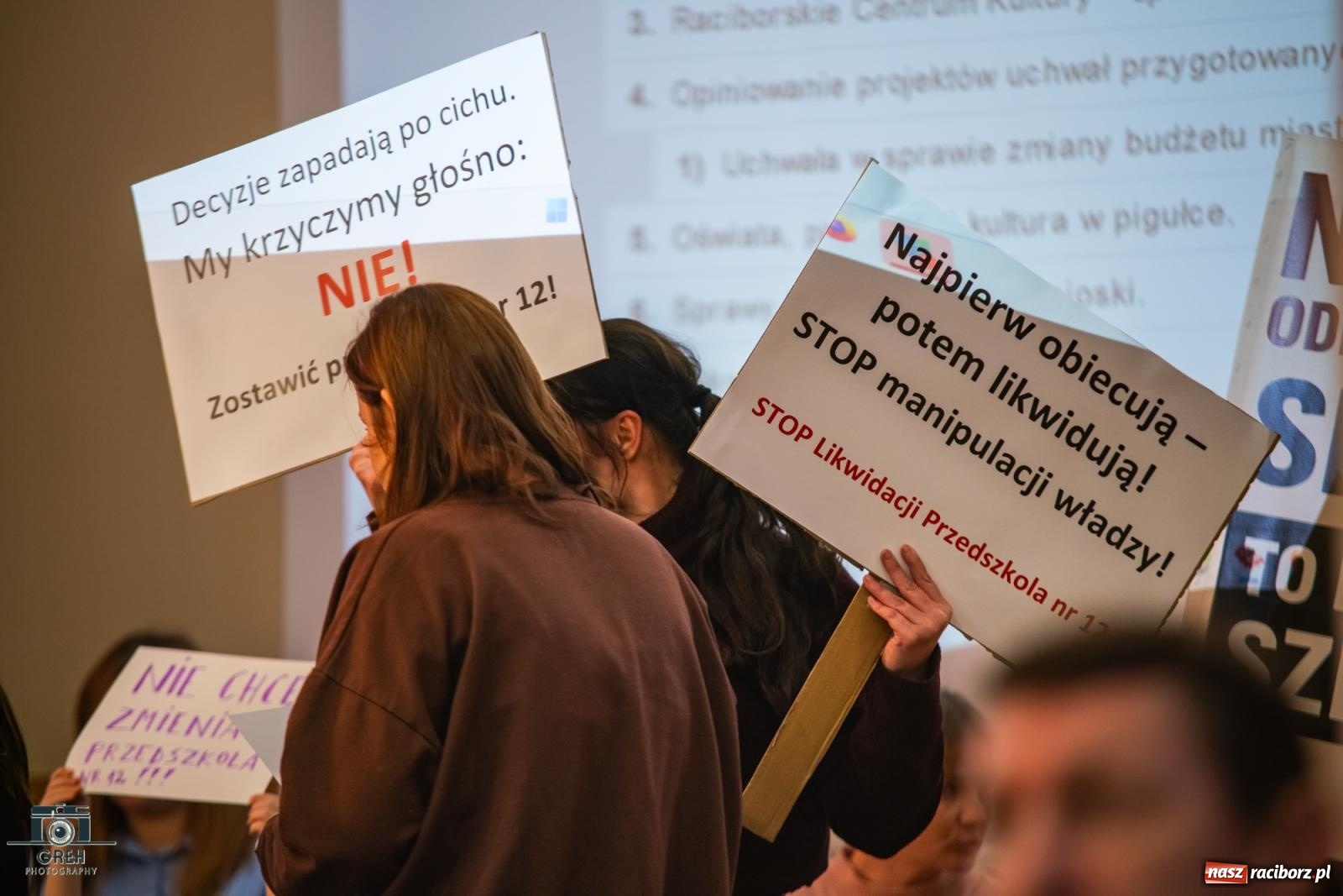 Zdjęcie w galerii na portalu naszraciborz.pl: Smutek i szok po ujawnieniu planów władz miasta. Nauczyciele, rodzice i dzieci z SP 13 przyszli na komisję oświaty wiadomości z regionu