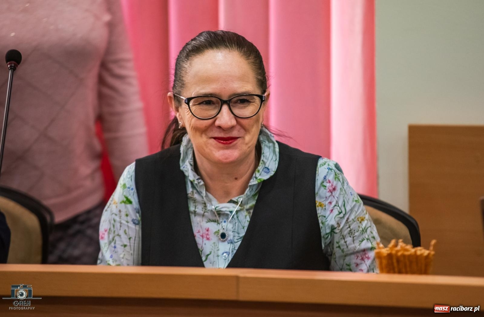 Zdjęcie w galerii na portalu naszraciborz.pl: Smutek i szok po ujawnieniu planów władz miasta. Nauczyciele, rodzice i dzieci z SP 13 przyszli na komisję oświaty wiadomości z regionu