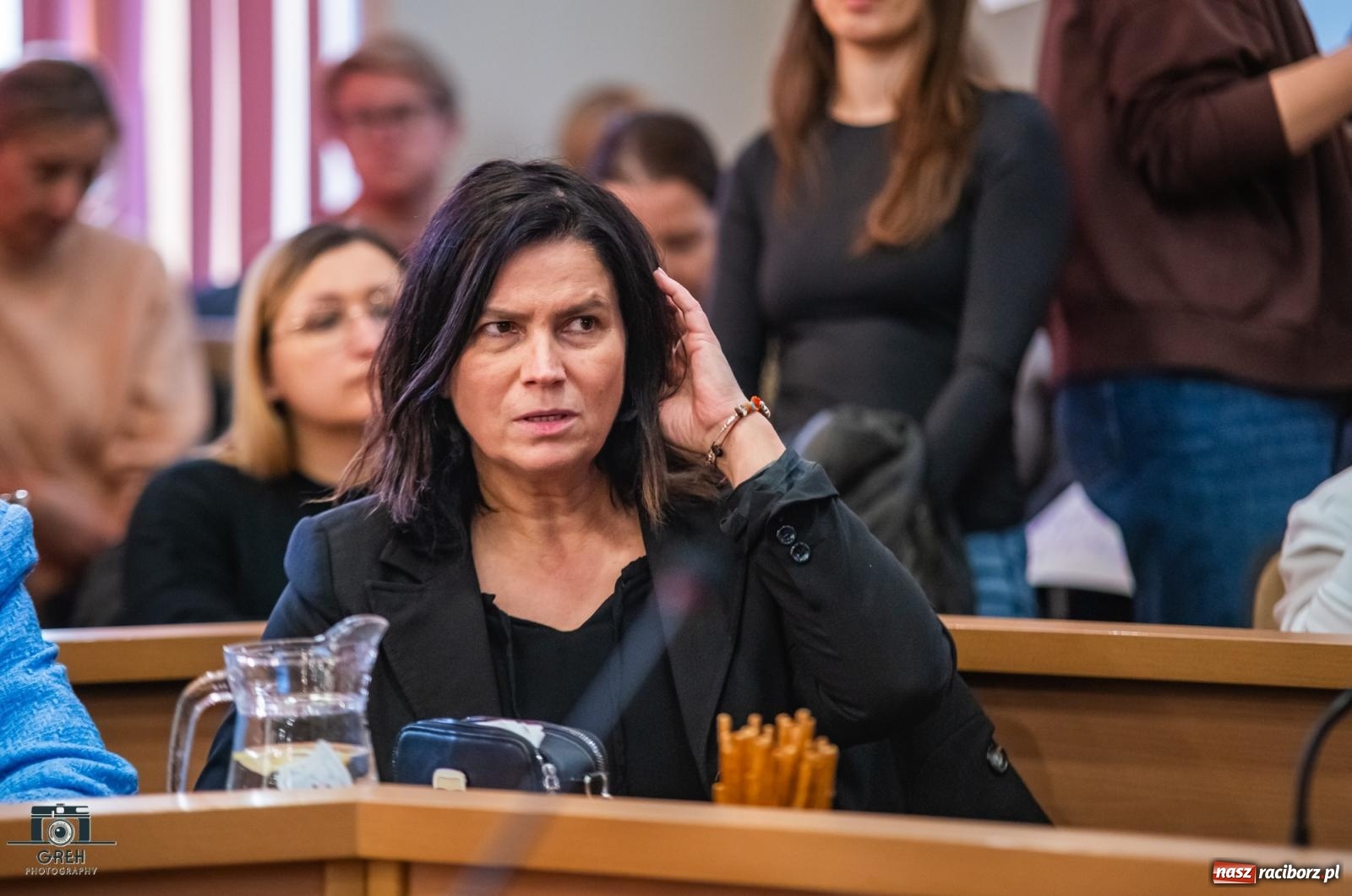 Zdjęcie w galerii na portalu naszraciborz.pl: Smutek i szok po ujawnieniu planów władz miasta. Nauczyciele, rodzice i dzieci z SP 13 przyszli na komisję oświaty wiadomości z regionu