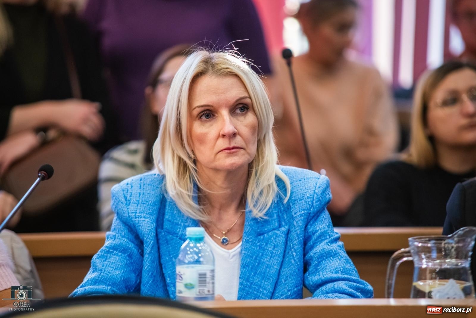 Zdjęcie w galerii na portalu naszraciborz.pl: Smutek i szok po ujawnieniu planów władz miasta. Nauczyciele, rodzice i dzieci z SP 13 przyszli na komisję oświaty wiadomości z regionu