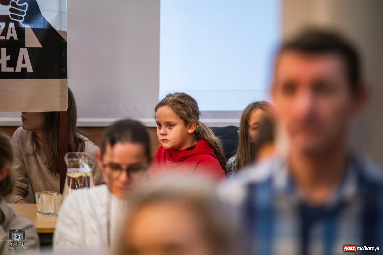 Zdjęcie w galerii na portalu naszraciborz.pl: Smutek i szok po ujawnieniu planów władz miasta. Nauczyciele, rodzice i dzieci z SP 13 przyszli na komisję oświaty wiadomości z regionu