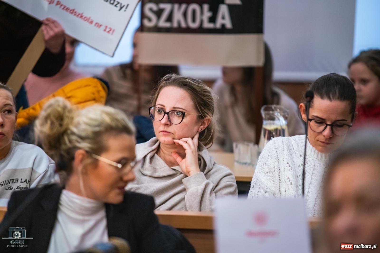 Zdjęcie w galerii na portalu naszraciborz.pl: Smutek i szok po ujawnieniu planów władz miasta. Nauczyciele, rodzice i dzieci z SP 13 przyszli na komisję oświaty wiadomości z regionu