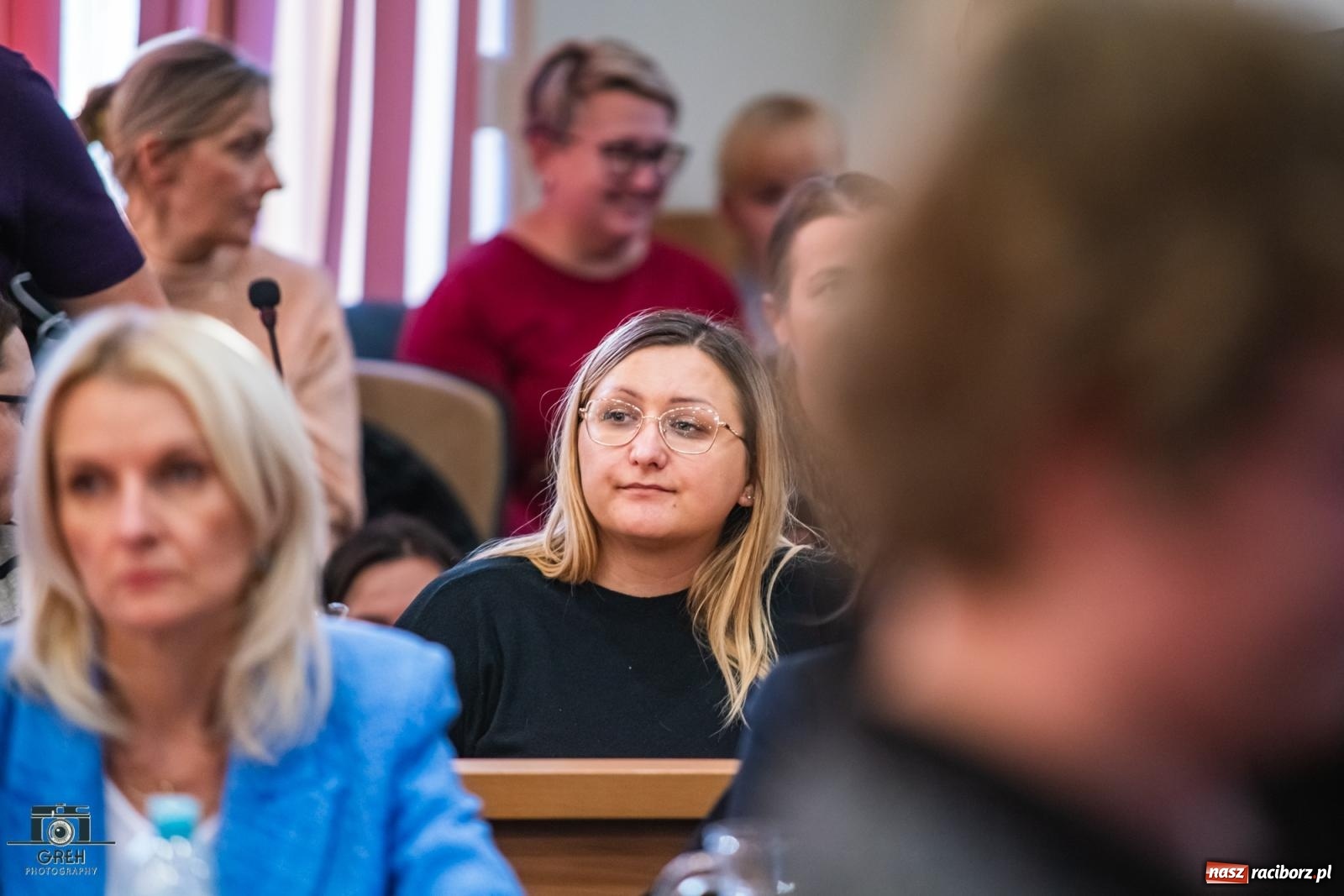 Zdjęcie w galerii na portalu naszraciborz.pl: Smutek i szok po ujawnieniu planów władz miasta. Nauczyciele, rodzice i dzieci z SP 13 przyszli na komisję oświaty wiadomości z regionu