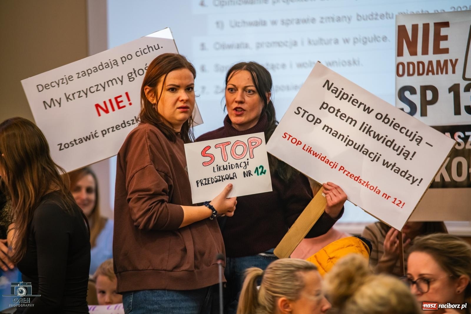 Zdjęcie w galerii na portalu naszraciborz.pl: Smutek i szok po ujawnieniu planów władz miasta. Nauczyciele, rodzice i dzieci z SP 13 przyszli na komisję oświaty wiadomości z regionu